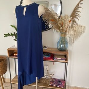 Effortless dress with a high-low hem. Crafted in lightweight silky georgette.